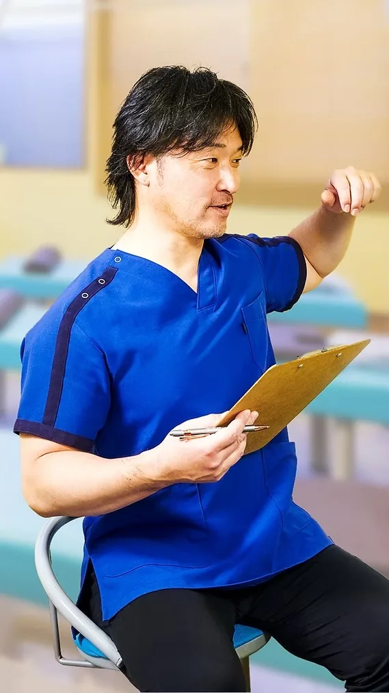 カルテを手に説明する院長